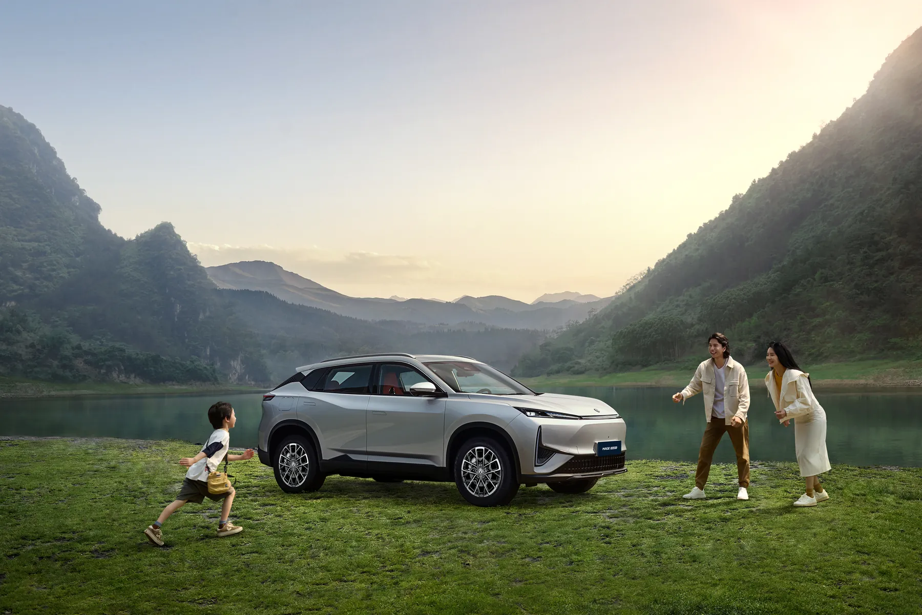 Familia junto al Dongfeng MAGE en plena naturaleza al atardecer